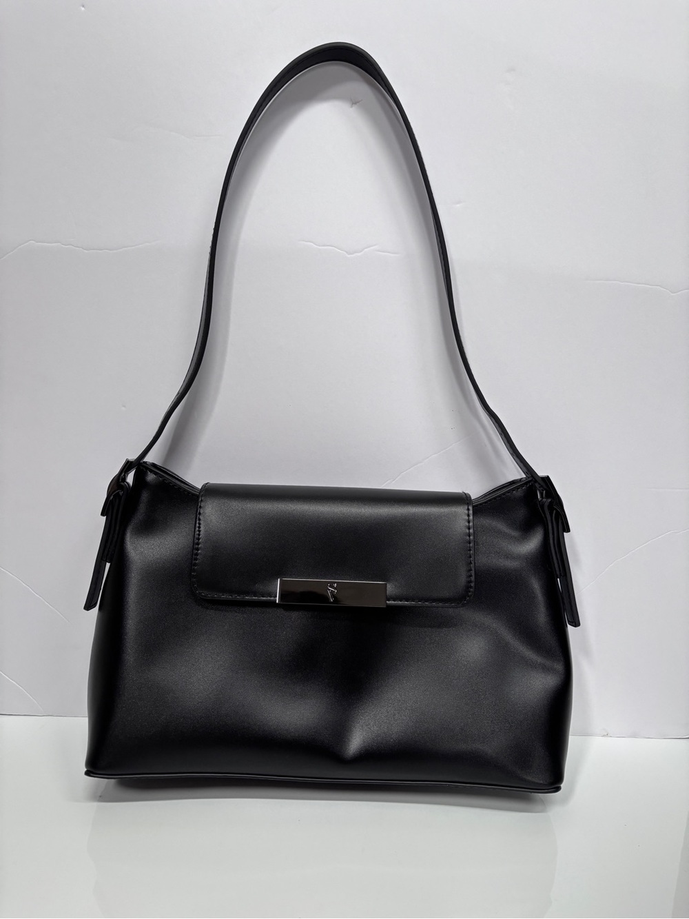 Classic Black Shoulder Bag - Sleek Everyday Handbag